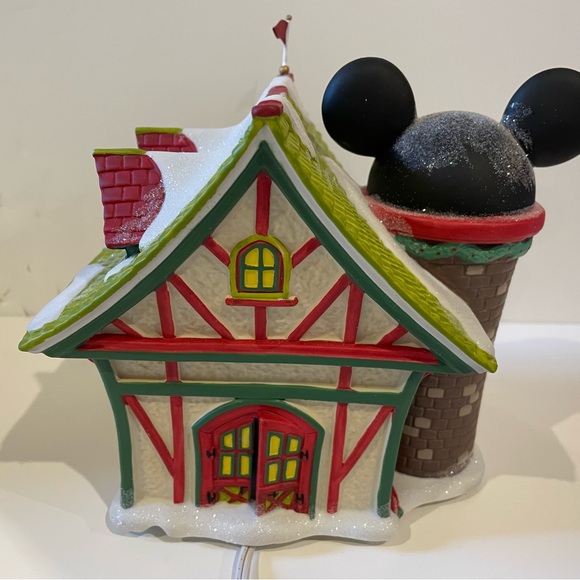 ✨ Disney Department 56 – Mickey’s Christmas Village “Mickey’s Ski & Skate” ⛷️⛸️ - Picture 8 of 8